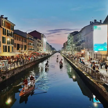 Design Navigli - Fast To Duomo & Airport Appartement *